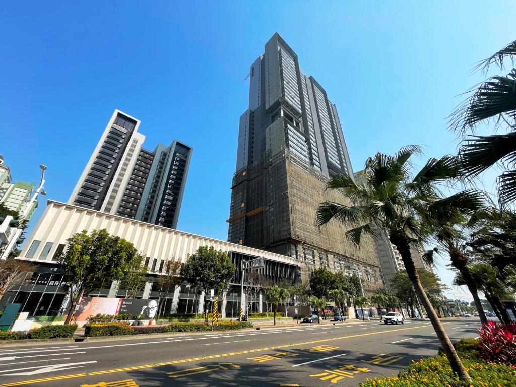國城建設在亞灣區推出「定潮」景觀豪宅大樓結構體案，預計在今年7、8月份取得使照，並陸續開設2家米其林高檔餐廳，今年也打算再招商開設4家日式高級餐廳，也因店面與社區質感、生活機能升等，最近又成交多戶上億百坪豪宅。