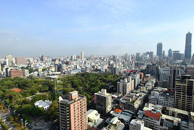 中央公園生活圈連結百貨商圈發展，提供充裕消費購物機能，是市中心區知名的高級住宅區，公園旁景觀豪宅大樓，成為多金豪客購屋置產重要目標。