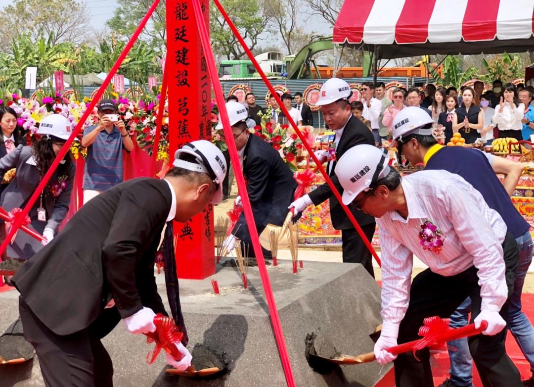 龍廷建設，也鎖定鄰近橋科的高科大第一校區旁芎蕉段約600坪精華地，今早吉時舉辦動土典禮，打算採先建後售方式，規劃24戶透天別墅。（圖：龍廷建設提供）