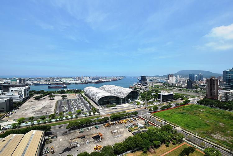 南高雄亞灣生活圈，包括市立總圖、高雄展覽館等重大建設陸續完工，可望帶動區域房市強勁成長。