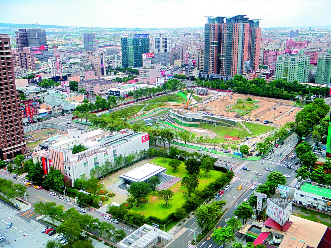 台中、竹北不少預售案在開賣前就吸引人龍購買，不少是團購先來掃貨。