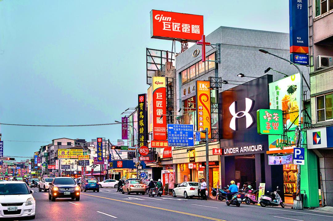 中興路商圈連鎖商家林立，相當熱鬧。
