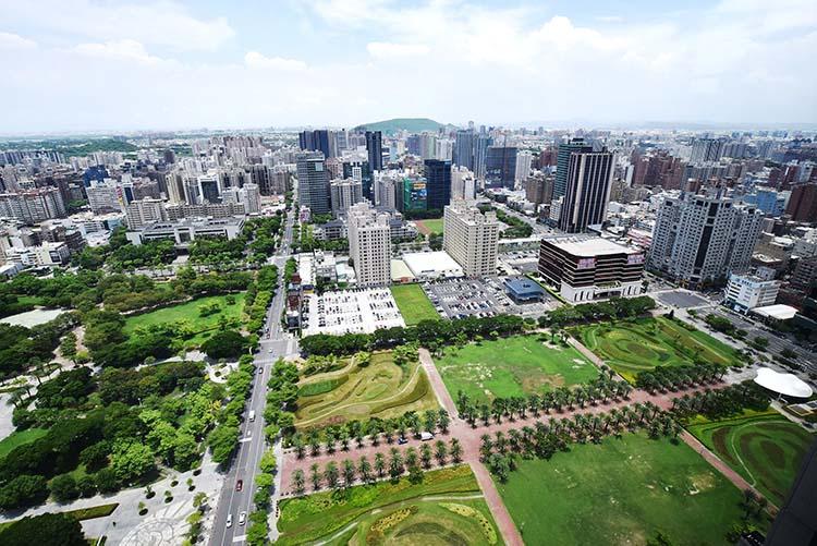 北高雄農16生活圈，坐擁凹子底森林公園萬坪綠地、百貨商圈、學區與捷運交通優勢條件，成為頂級豪宅大樓推案重要聚落。