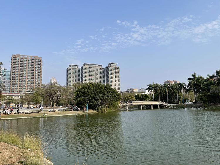 農16生活圈迅速連結美術公園的優質綠地水景環境，成為民眾休憩賞景好去處。