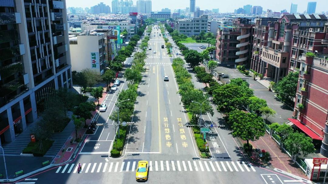 鄭子寮位於市中心，交通四通八達，到各大商圈僅需10~15分鐘車程。