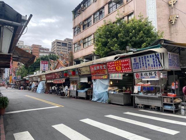 遼寧街有多家美食商家，夜晚相當熱鬧。