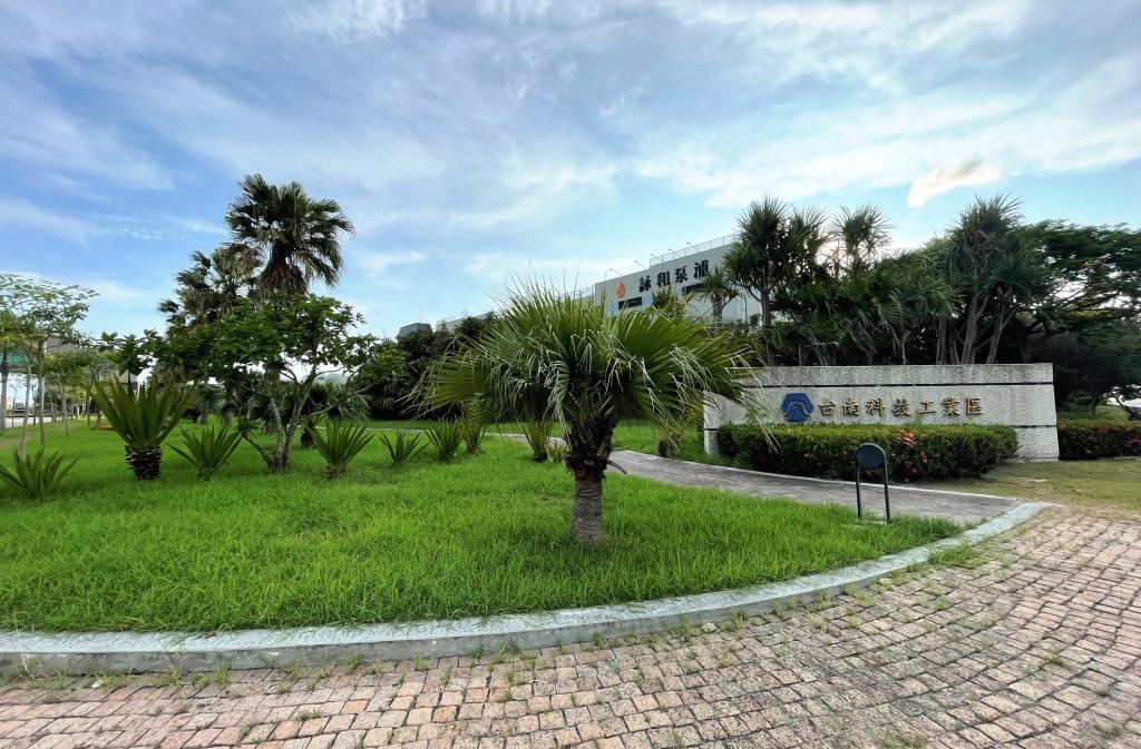 開發中的七股科技工業區，計畫面積共141公頃，鄰近台17線及台61線，距南科工約10分鐘車程，預計引進127家廠商，為在地創造9540個工作機會，年產值可達290億元。
