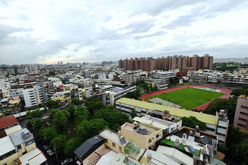 高市鳳山鳳翔特區生活圈，坐擁雙捷運站區交通優勢，且商圈發展成熟，帶動高質感首購大樓市場崛起。