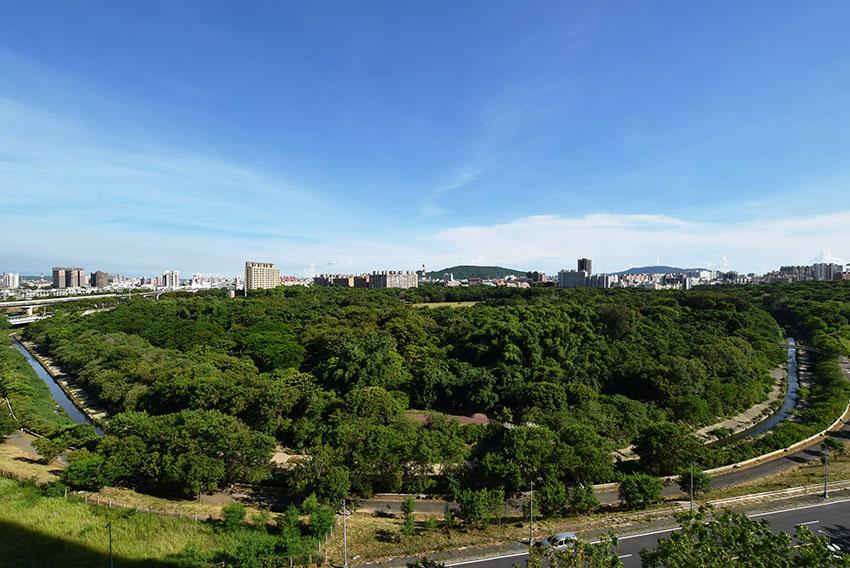 高雄都會公園廣達30萬坪的優質綠景全台稀有，帶動景觀大樓市場買氣增溫。