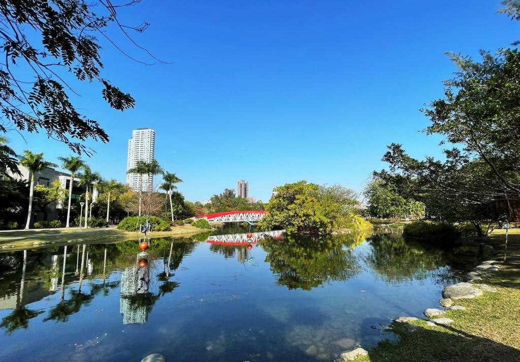 高雄人均公園綠地面積六都第一，南高雄上萬坪中央公園旁，富立建設將規劃超高層鋼骨結構景觀豪宅大樓，高樓層售價可望站上5字頭。