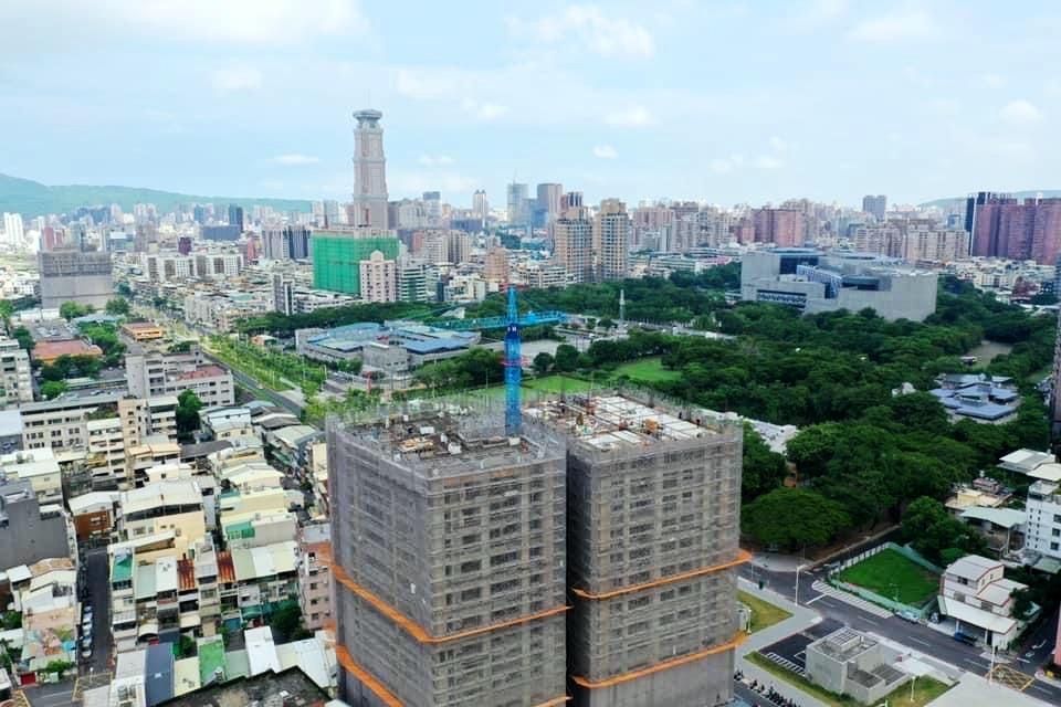 科工館園區結合綠園道，形塑寬闊綠地，歐美建設在科工館快捷站區旁，日前甫上樑的景觀大樓案，中高樓層可俯瞰寬闊綠景，完工後售價可望站上3字頭。（圖：歐美建設提供）