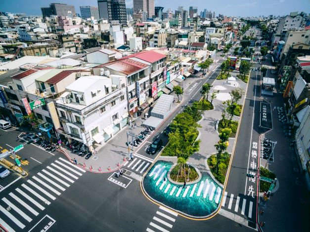 獲獎的「海安路周邊及街道美術館」，透過街道景觀改善及步行空間營造的方式，整合地下停車場地面構造物、停車空間、視覺景觀與活動場域營造。（圖：台南市府提供）