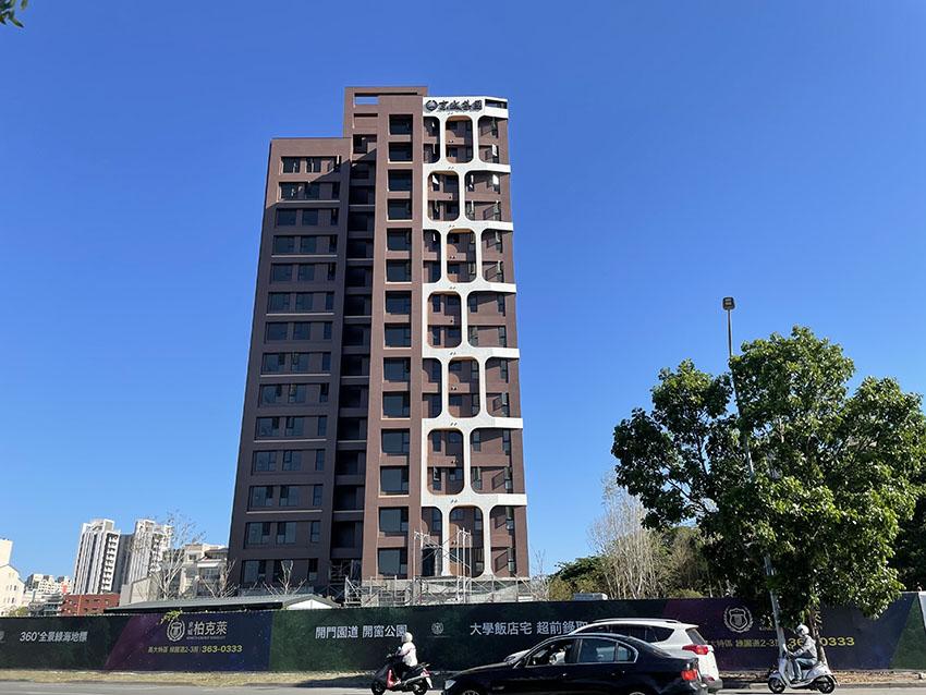 京城集團在楠梓區高雄大學路、藍田路口旁，緊鄰藍田公園的基地，新完工推出「京城柏克萊」景觀輕豪宅大樓案，外觀凸顯高雅建築特色。 