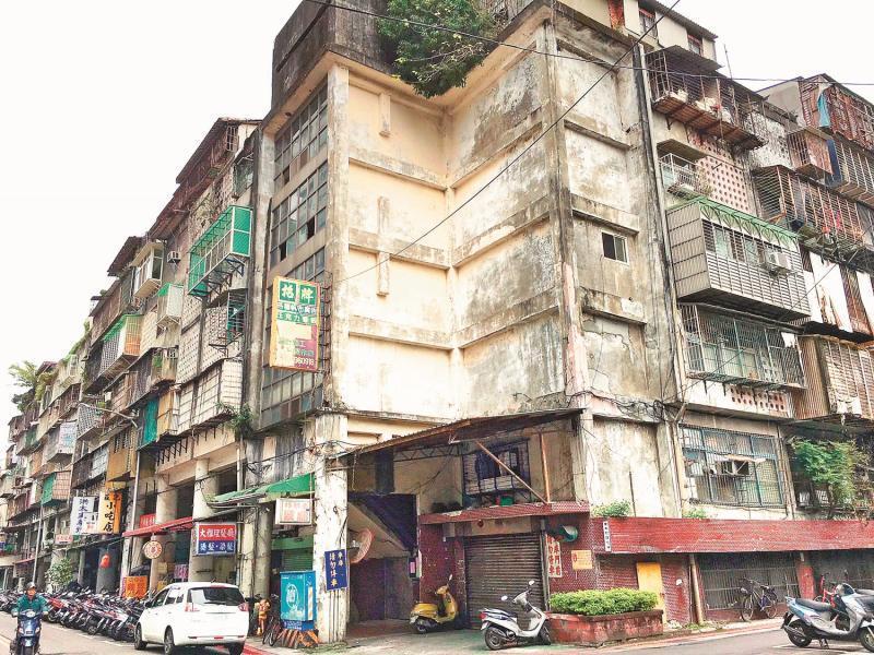 根據台北市建管處公布的危老資料顯示，台北市除了大馬路邊的老舊建築改建熱門外，巷弄內的老宅改建也相當積極。