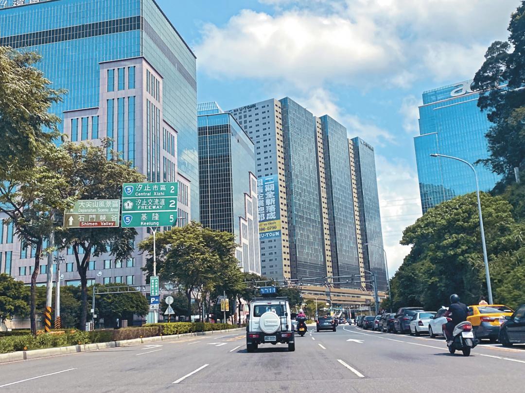 汐止受惠東區門戶計劃和相對南港便宜的房價，成為北市客外移區域，餘屋去化量擠進前10名。