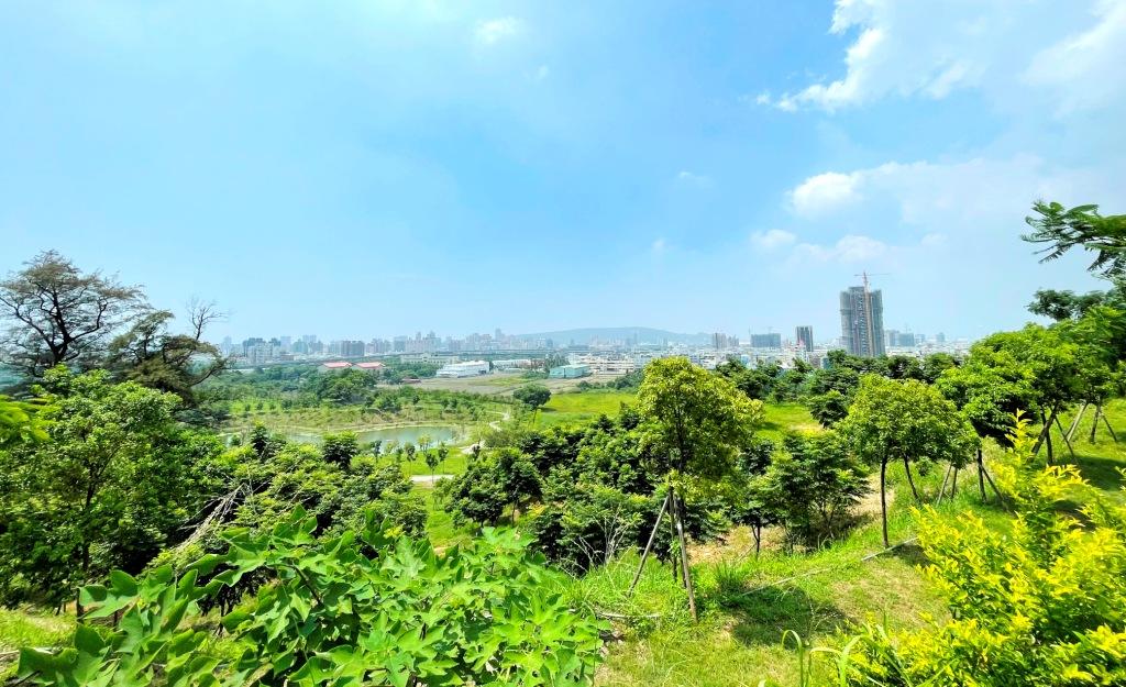 松益發建設在鄰近雙湖公園的基地，正興建「微笑世界」景觀首購宅，高樓層可飽覽雙湖公園與眺望高雄球場，售價已站上25萬元。