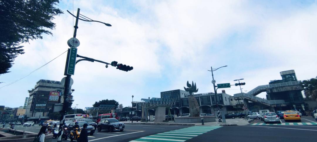 彰化中正路不僅近民權及三民市場，彰化市的幾間電影院皆在此處，近期除復興郵局複合式影城正在動工，更將興建由中友百貨BOT的超級商場。