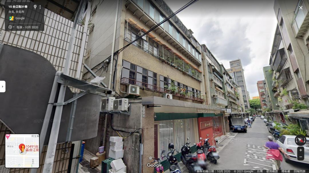 台北市中山區合江街的2樓公寓屋齡達46年，執行三拍時吸引50人搶標。(圖/取自Google街景圖)