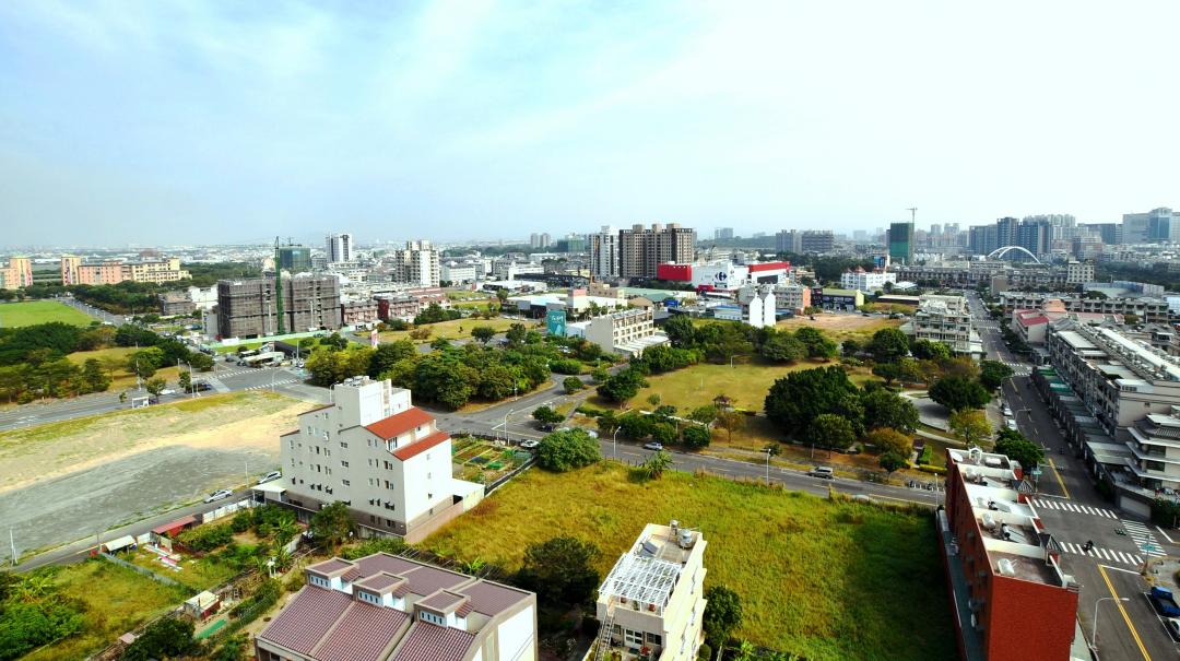 台積電將落腳中油煉油廠舊址，往北可至右昌、後勁生活圈，與楠梓科技產業園區串聯發展，高大特區則為新興重劃區，區內設有大型購物商場，也能快速通往熱鬧的右昌、德賢商圈，是近年楠梓的推案重鎮。