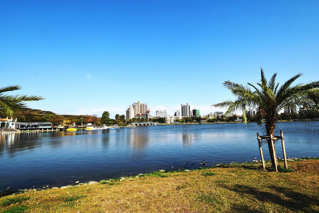 蓮池潭周邊串連壽山國家自然公園內的大小龜山、半屏山，及洲仔濕地等豐富生態資源，提供民眾充裕休閒賞景空間，也刺激蓮池潭周圍景觀大樓房價水漲船高。