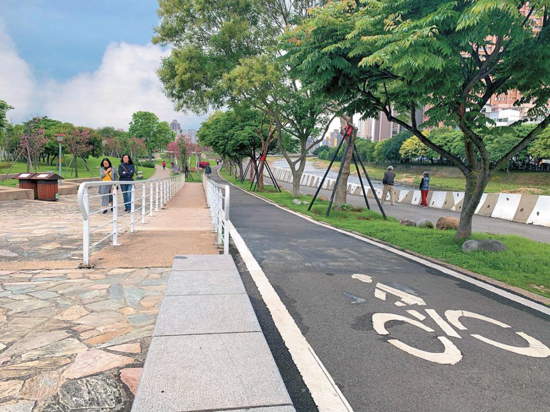 南崁溪旁規劃有自行車道，可沿溪畔騎乘。