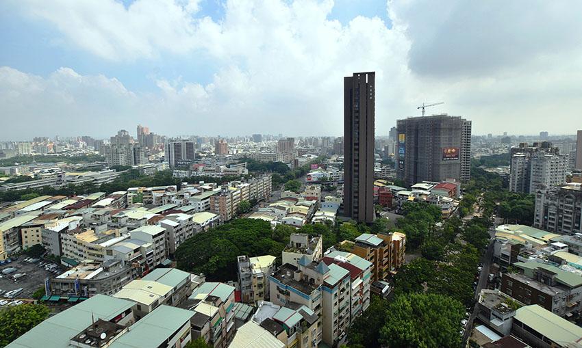 高市橘線O8站區生活圈，坐擁成熟商圈與綠地環境，串連文化中心與市區百貨商圈，成為完整生活圈型態，帶動區域房市成長。