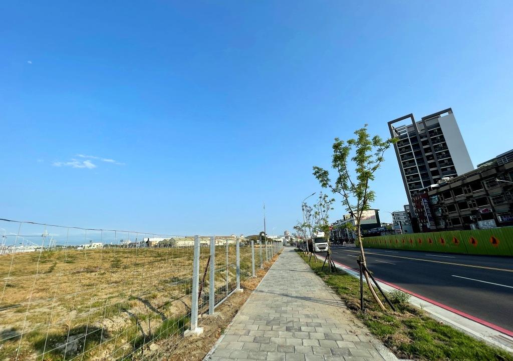 永康交流道附近與鹽行地區，長期以來因大客車無適當停靠地點，影響行車交通安全及造成交通壅塞情形，南市府交通局規劃於距離永康交流道約500公尺的永康物流及轉運專區內，建置「永安轉運站」，成為永康地區聯外的交通樞紐。