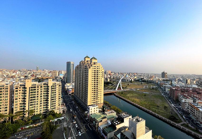 政府一連串打炒房動作，包括土融、建融等融資信用管制等，已對南部眾多中小型建商，帶來經營與財務運作壓力，南部業界悲觀認為，明年恐將出現中小建商倒閉潮。