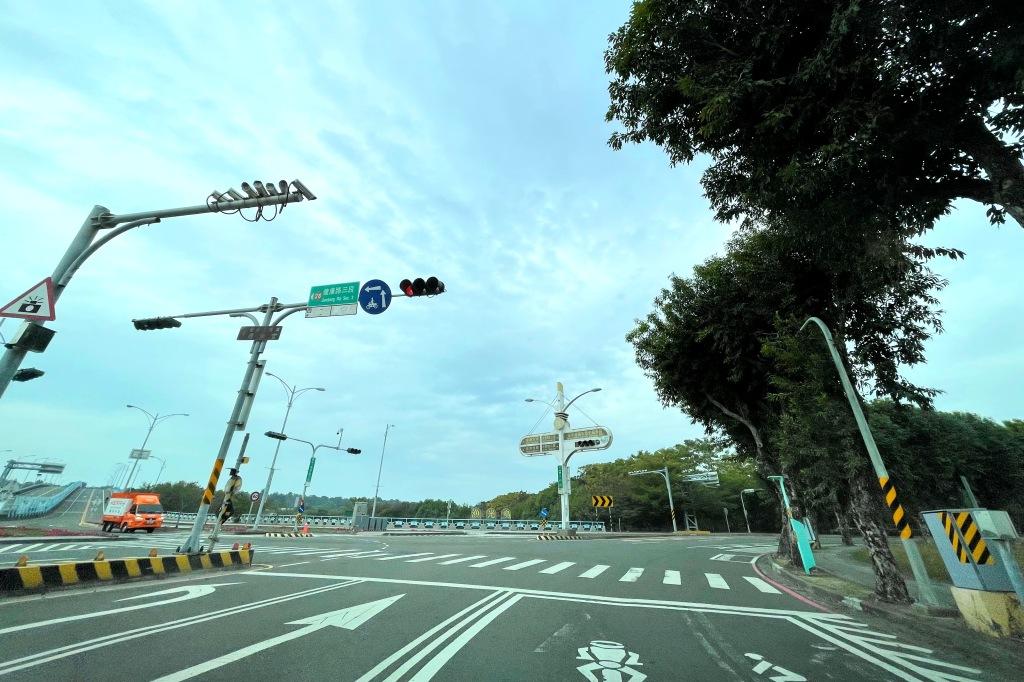 安平區都市計畫細部計畫第二次通盤檢討，增加停車場用地並改善交通動線，並檢討安平港區建築開發與碼頭規劃，帶動水岸環境升等，有利帶動安平港灣景觀大樓市場成長。