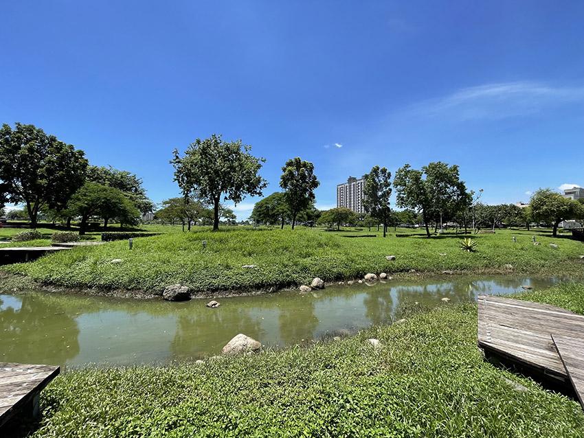 高雄公園綠地建設與軌道路網持續推動，結合綠地、商圈與軌道路網，形成大生活圈，提高交通便利性，有利高雄房市穩定成長。