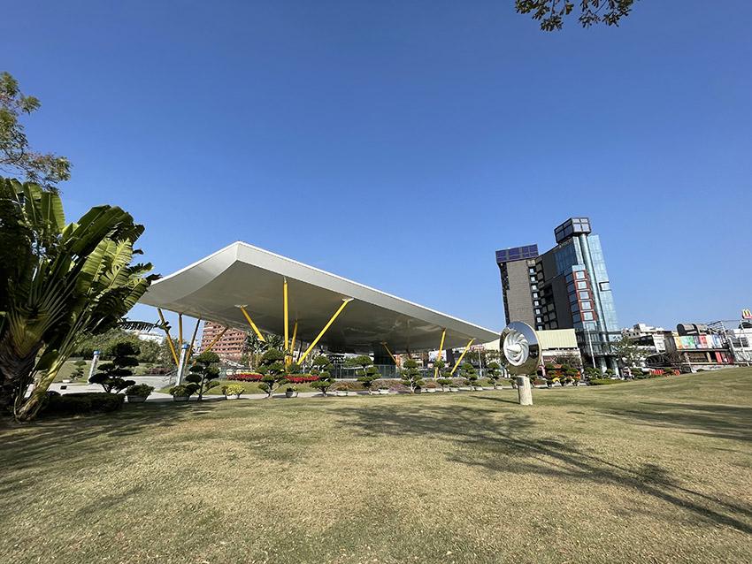 大立漢神百貨生活圈坐擁捷運R9中央公園站便捷交通優勢。