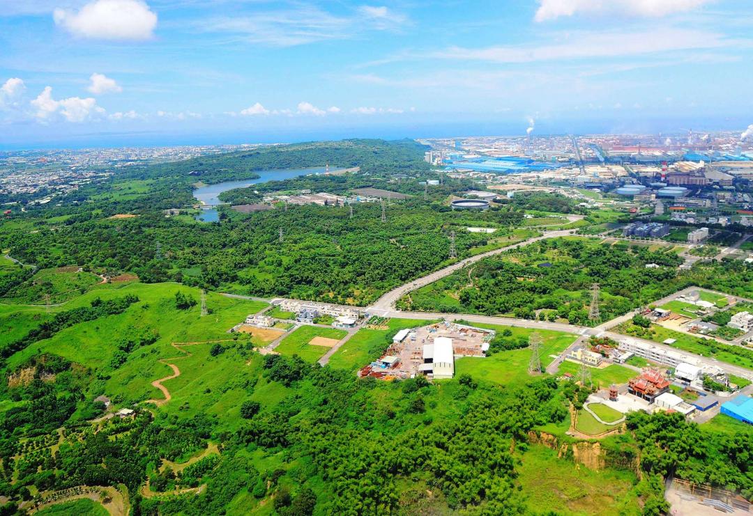 廣達近10萬坪的熱帶植物園，位於高坪一、二期區段徵收區，為全市綠覆率最高的優質休閒住宅環境，高市府地政局16日也將標售周圍4筆透天基地，訴求綠意優質環境，以吸引建商進場。（圖：高市府提供）