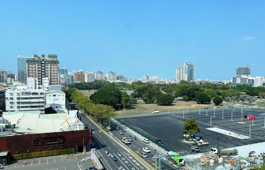 台南捷運藍線綜合規劃作業，目標於今年6月前完成期末報告，並加速完成市府及議會審查程序後，提送中央審議，以利捷運早日實現。由於藍線連結東區各大商圈與永康、仁德，加上平實營區轉運站推動，有利引領東區房價穩步走升。