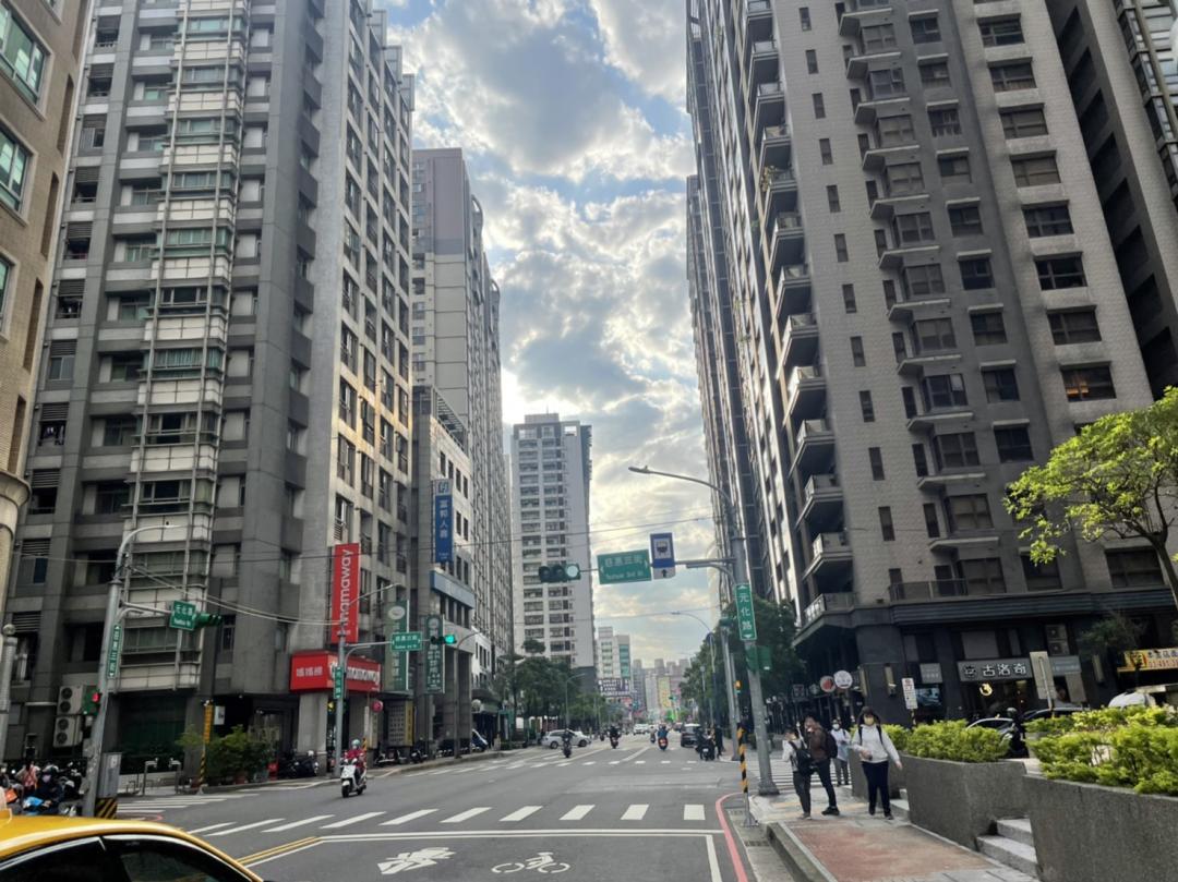 中壢火車站周遭行情受益於整體大環境，以及青埔特區漲勢拉抬，價格也隨之上揚。（東森房屋提供）