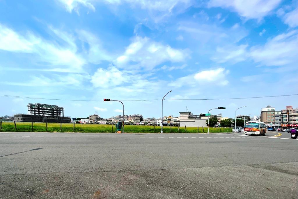 台灣三井不動產將投資百億元，在衛武營旁國泰重劃區內承租的台糖萬坪商業地，興建南台灣首座純日系LaLaport休閒購物中心。