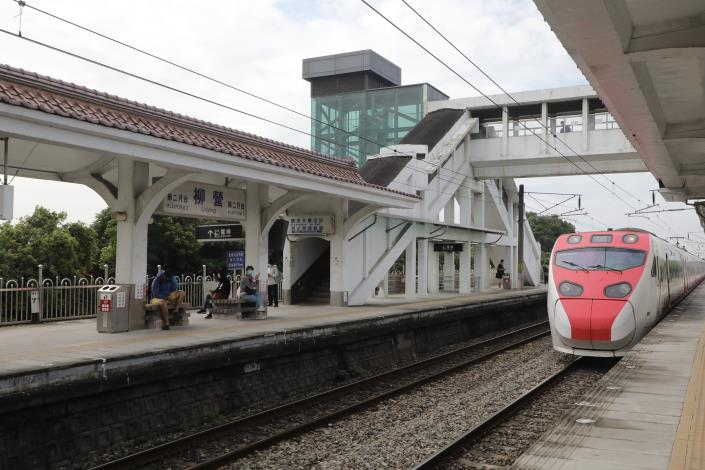 台南市府推動柳營火車站的站前環境優化工程今(4)日動工，將讓旅客從火車轉乘公車零距離。（圖：台南市府提供）