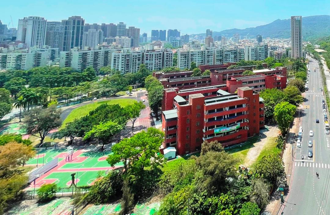 目前全台都會區集合式住宅大樓蔚為主流，營建署指出，新法令修訂鼓勵住戶加裝防墜設施以保護老少，管委會不能禁止。