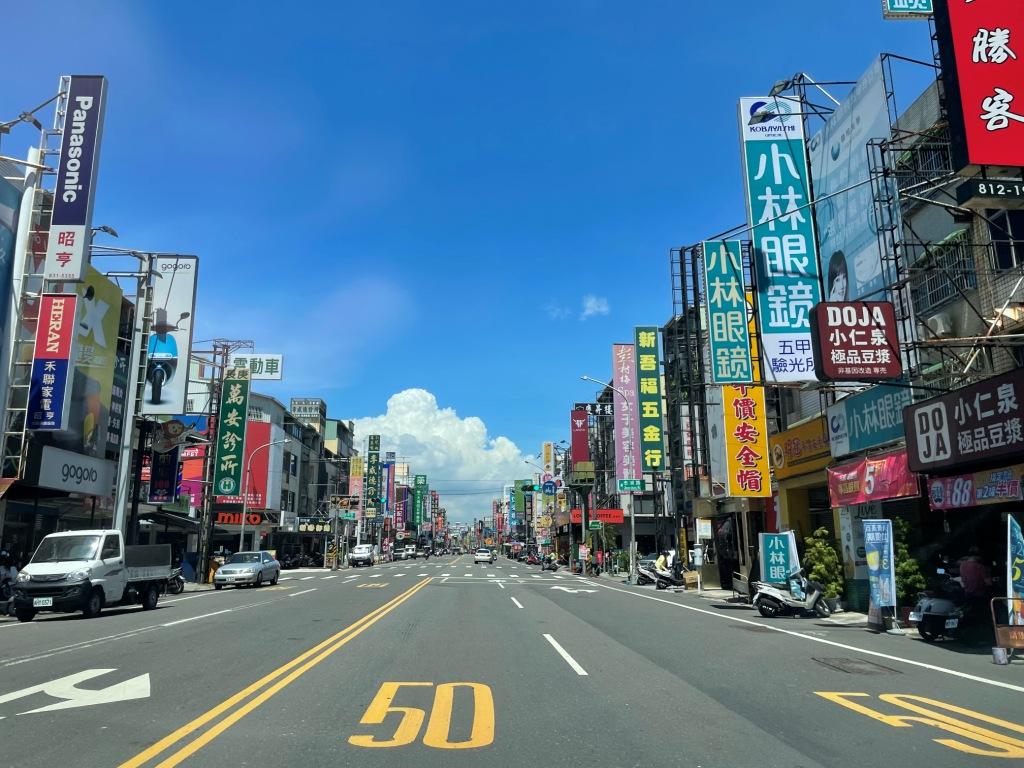鳳山77期重劃區生活圈可迅速連結五甲鬧區商圈。