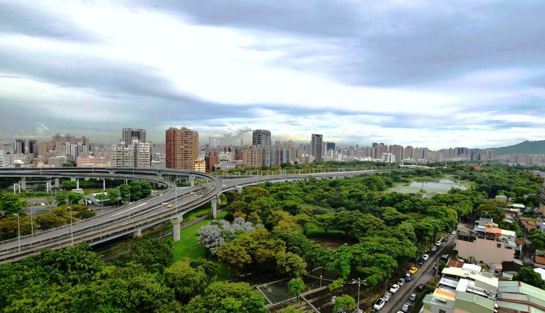 「北高雄生態廊道計畫」，從都會公園、後勁溪、半屏山、洲仔濕地、蓮池潭、舊左營國中校地、大小龜山延續到柴山，發展成生態廊道。