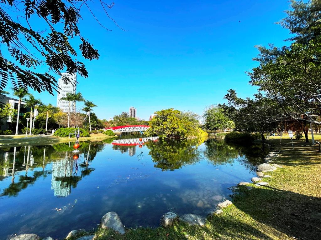 高市中央公園擁大片公園綠意、百貨商圈、捷運等優勢條件，成為景觀宅推案重鎮。