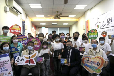 助台南弱勢學童提高學習 遠雄捐79台iPad平板電腦