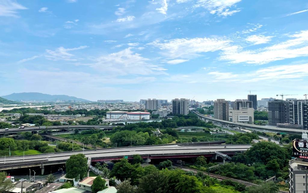 台積電議題加持的楠梓產業園區，周邊房價則從每坪16.7萬元上揚至20.4萬元，漲幅達22%。
