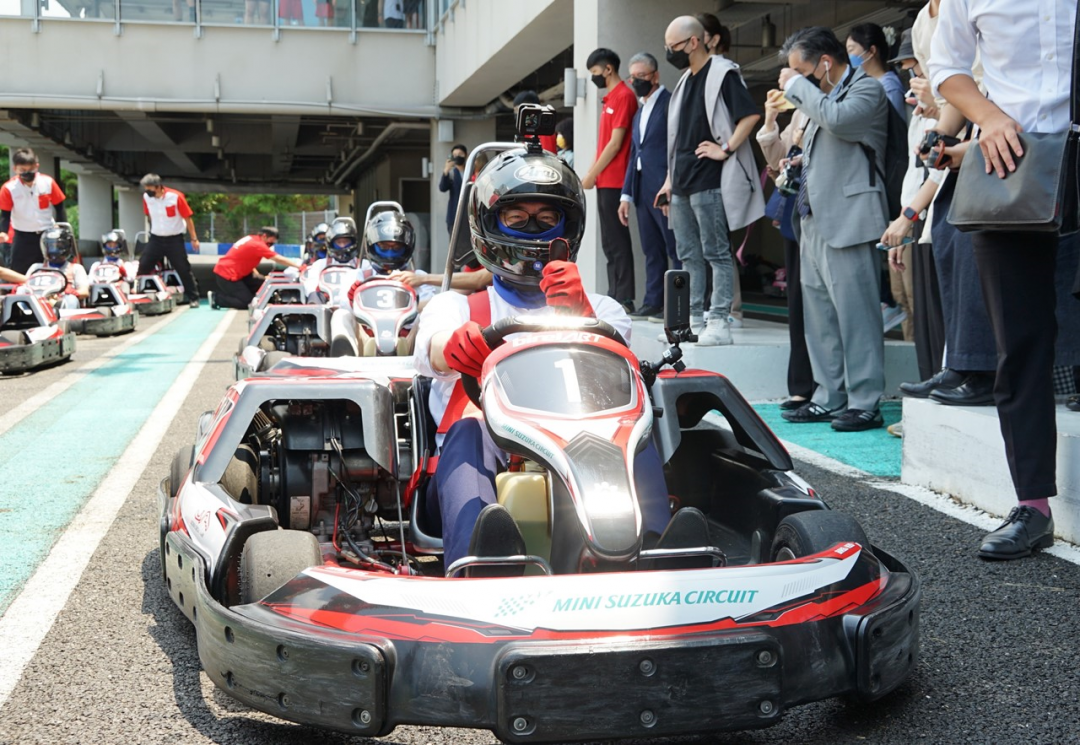 高雄市長陳其邁除了參與開幕剪綵，更親自下場試駕卡丁賽車，大喊刺激過癮！（圖：高市府提供）