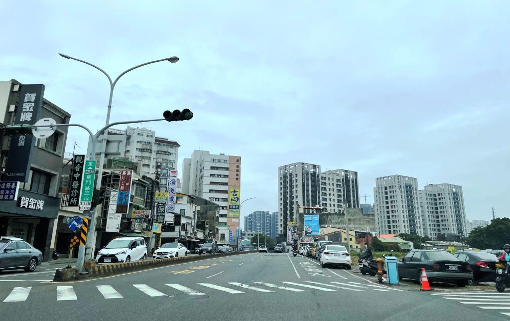 針對台南市區易壅塞路廊，南市府交通局提出近期、長期階段的交通改善計畫，其中東門路段在執行延長紅綠燈週期至140秒以上的措施後，平均車行速率由時速19 公里提升至時速22公里，改善幅度達15%。