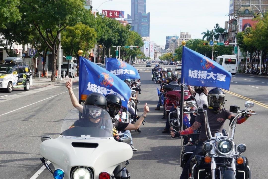 開幕活動也有哈雷重機車隊，帥氣車體遊街造勢，環遊大遠百商圈，引起民眾拍照圍觀。（圖：業者提供）