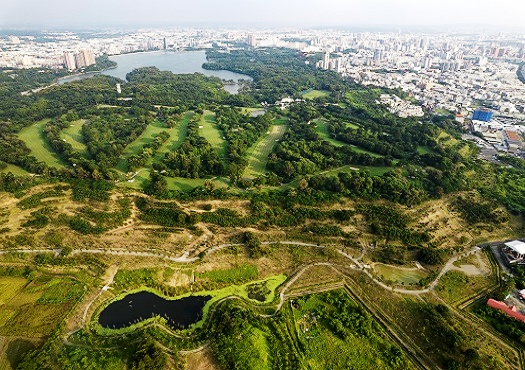 內政部營建署主辦「2021致敬魅力城鄉大賞」3日頒獎，高市「三民區覆鼎金雙湖森林開闢工程」獲得優等獎，雙湖公園營造出優美景觀，周圍景觀大樓提高賞景機能，高樓層房價已邁向3字頭。（圖：高市府提供）