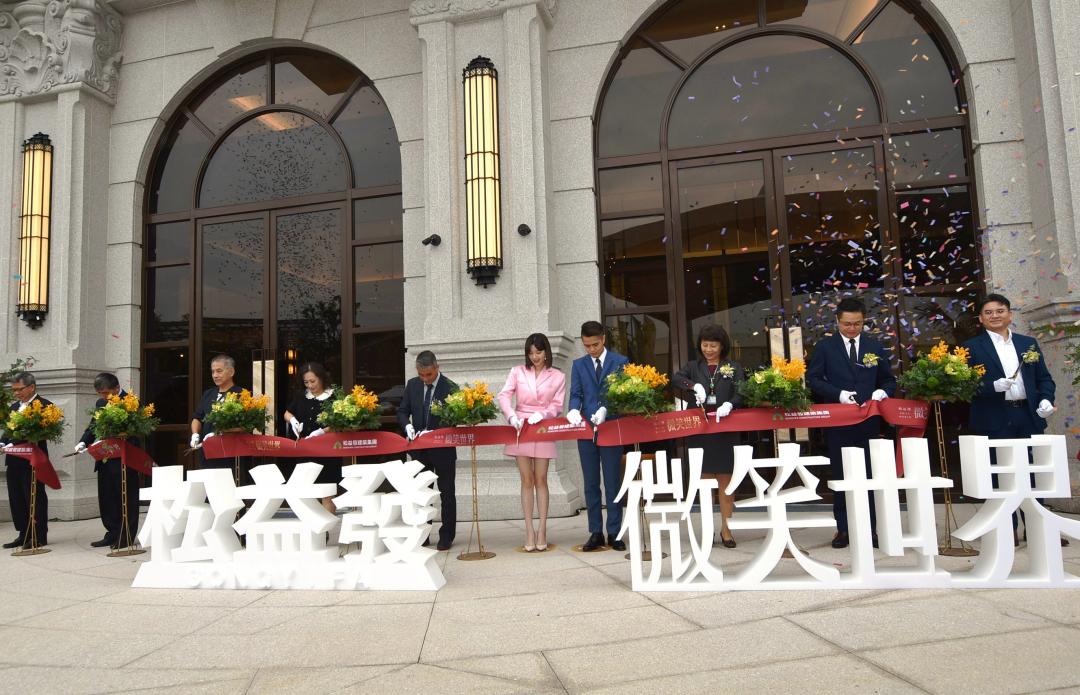 今(16)日上午，松益發特別邀請人氣紅不讓的女神郭雪芙，身穿一襲粉紅時尚套裝現身高雄仁武，與貴賓們一起親自為松益發仁武「微笑世界」輕豪宅大樓落成剪綵。