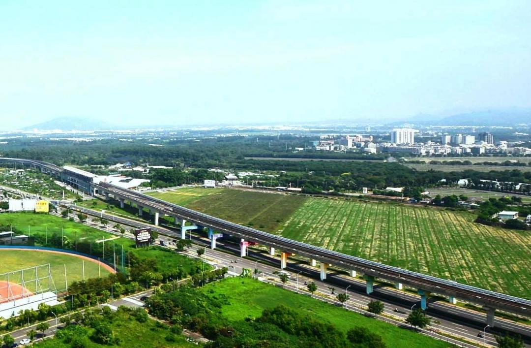 橋頭科學園區開發建設，有著半導體S廊道的加持，產值上看1800億以上，增加至少1.5萬人的就業機會，帶動緊鄰的橋頭新市鎮區域房市快速成長，市調顯示橋頭新市鎮4年來房價漲幅高達2倍，高雄都會公園旁的輕豪宅，更一舉站上3字頭房價。