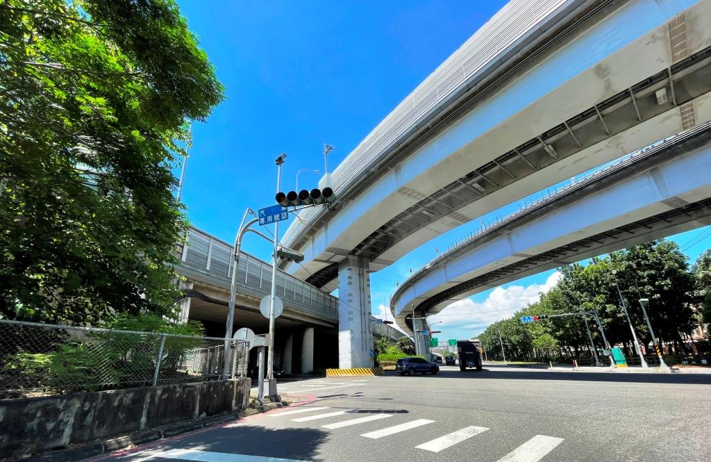 中山高五甲交流道，成為連結鳳山、前鎮、小港與中正辦公商圈的交通要道，便利交通讓生活圈穩定成長。