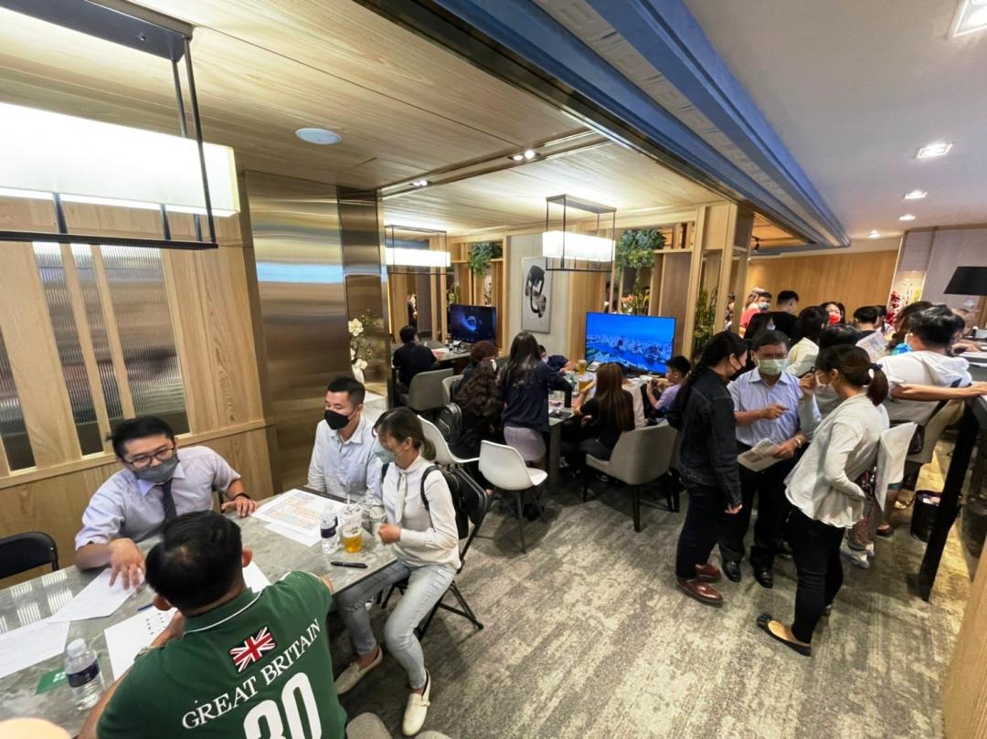 原華王大飯店改建新推出的「港灣1號院」超高層大樓預售案，業者強調基地四面臨路優勢賞景條件，搭配訂金到交屋自備68萬元起的優惠付款，帶動一波現場賞屋熱。（圖：業者提供）